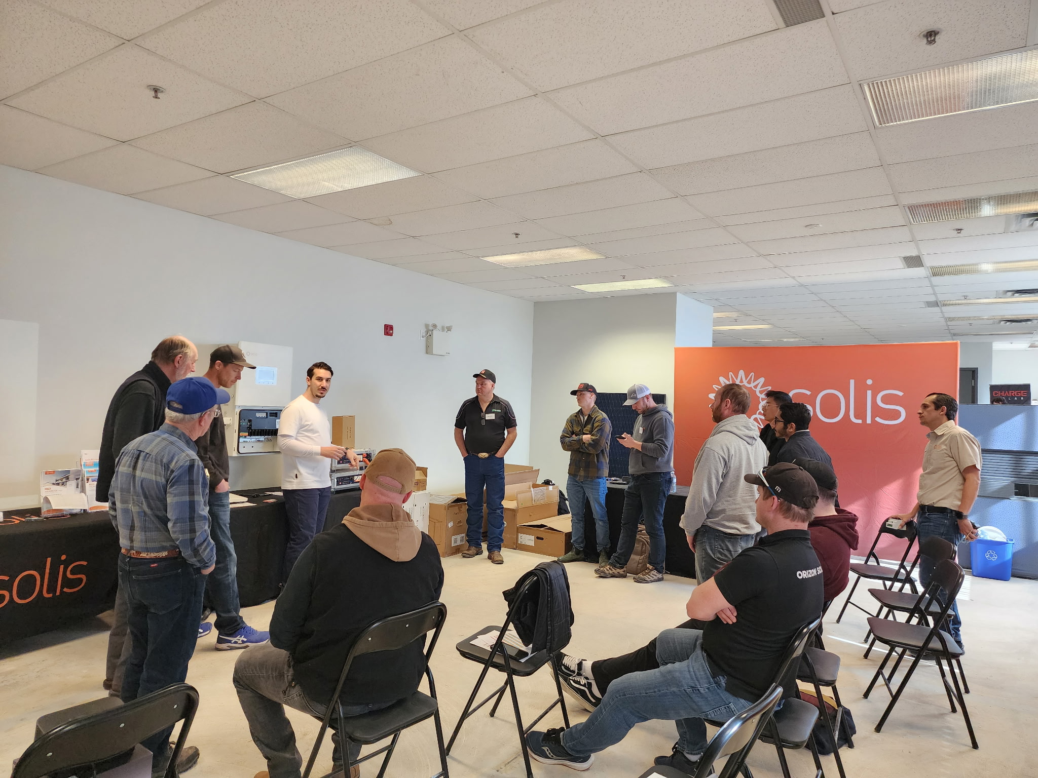 &iexcl;Capacitaci&oacute;n en Charge Solar + Solis en Canad&aacute;: experiencia pr&aacute;ctica con Pytes!