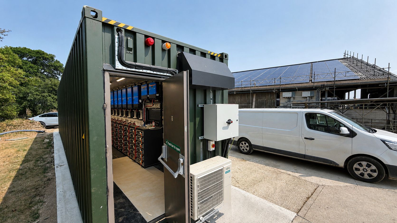 El sistema de almacenamiento de bater&iacute;as Pytes de 500 kWh alimenta una granja lechera aislada de la red el&eacute;ctrica.