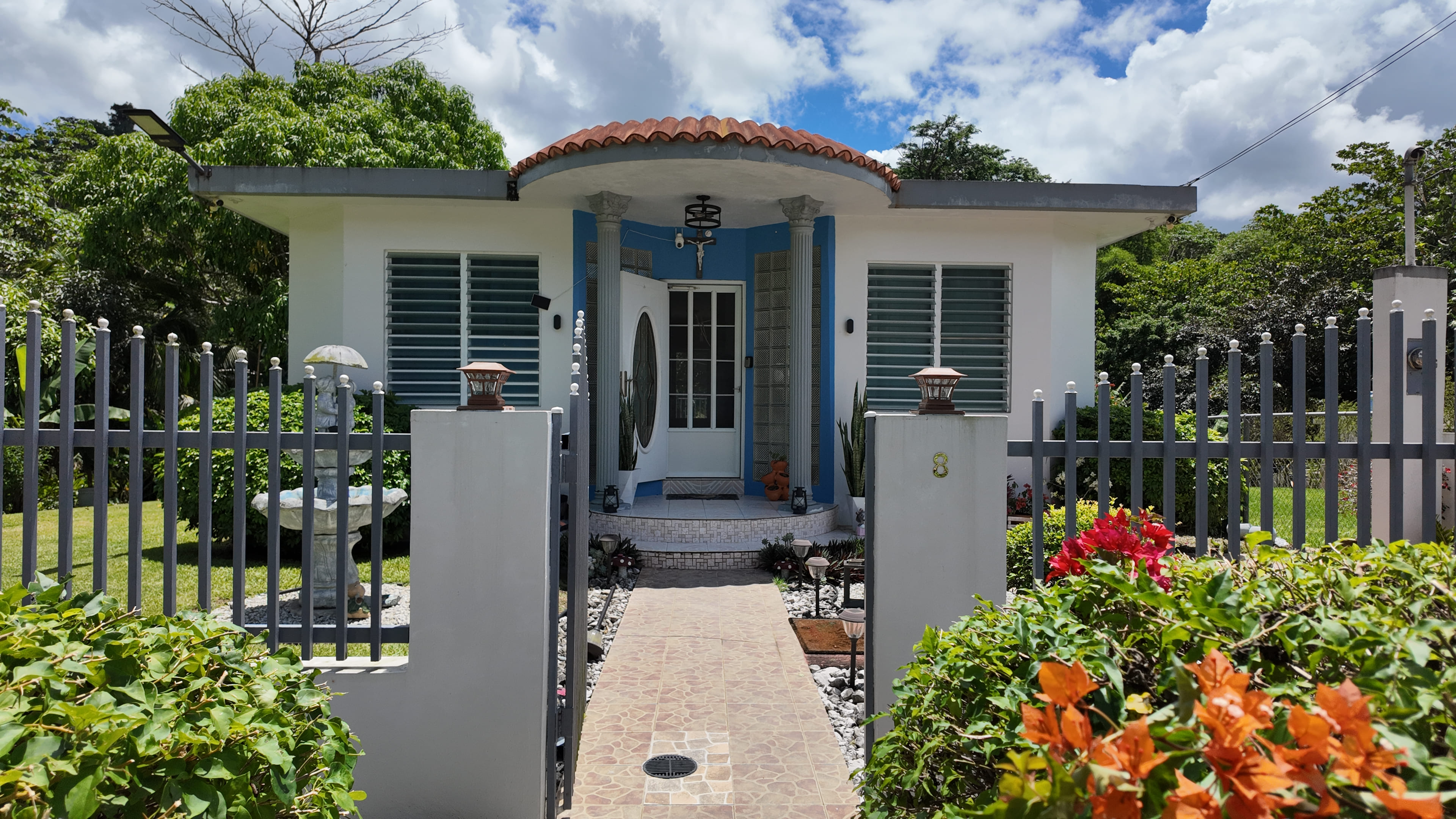 El sistema de respaldo de bater&iacute;a Pytes V15 alimenta una casa y un sal&oacute;n de u&ntilde;as en A&ntilde;asco, Puerto Rico.